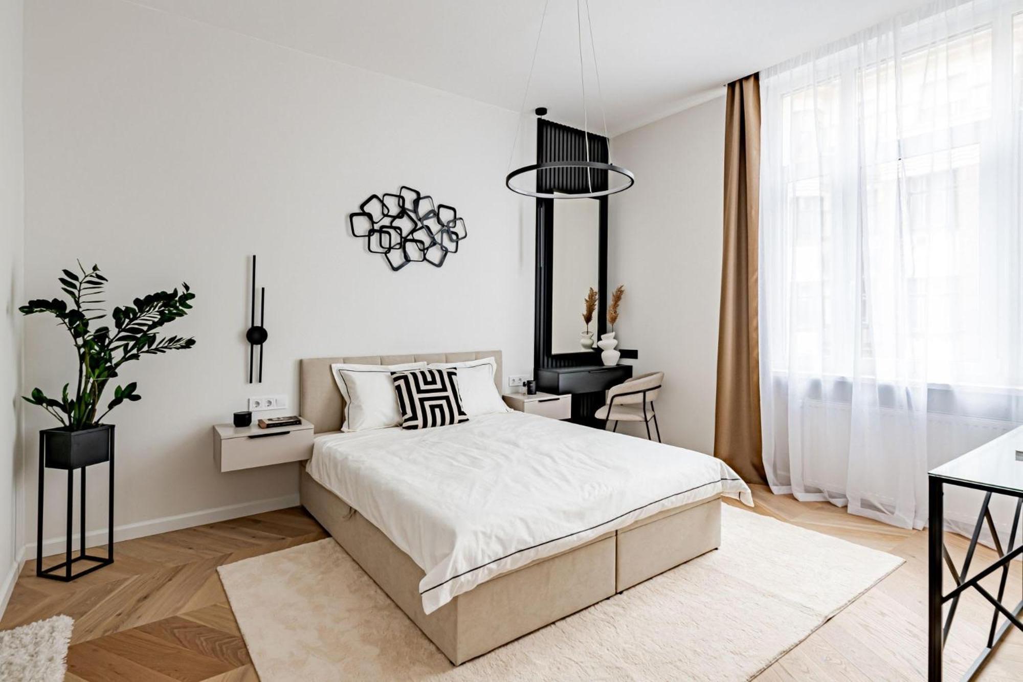 Onyx Oasis - Luxury 3 Bdrm Apartment *
